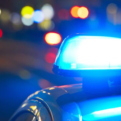 Tieners gooien met vuurwerk en glas naar politie in Utrecht; twee agenten gewond