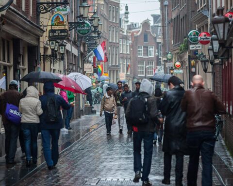 Veranderlijk weer met regen en zonneschijn in Nederland dit weekend