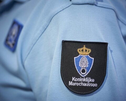 Verdedigingsmedewerker aangehouden na ontdekking van grote hoeveelheid militaire uitrusting thuis