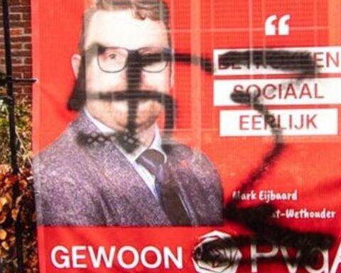 Verkiezingsborden van PvdA en D66 in Baarn beklad met hakenkruis en antihomotekst