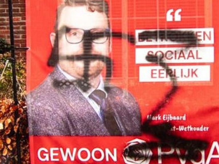 Verkiezingsborden van PvdA en D66 in Baarn beklad met hakenkruis en antihomotekst