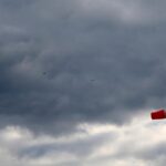 Video: Hevige winden trekken dak van huis in Roosendaal, bliksem veroorzaakt woningbrand in Barneveld