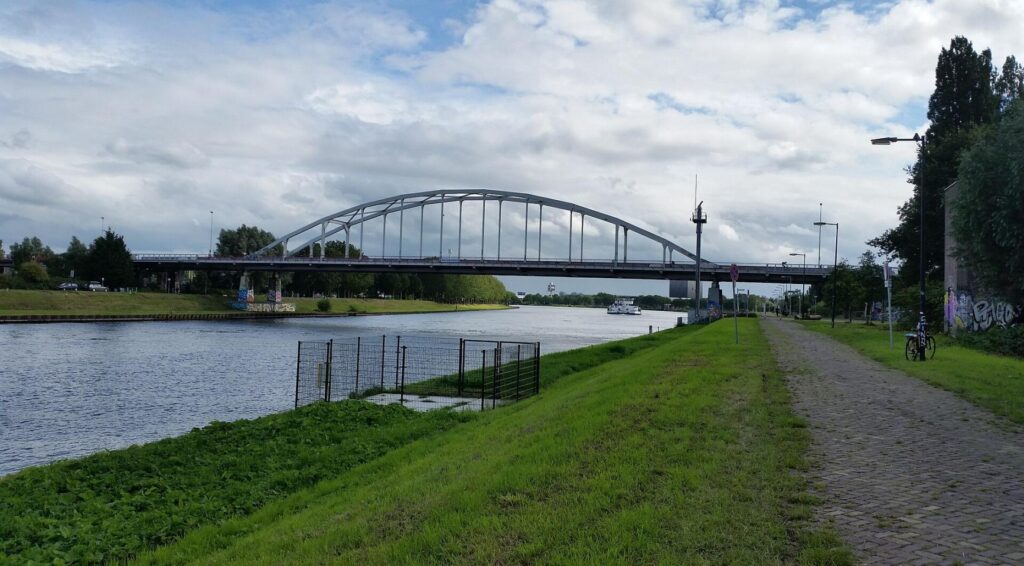 Video: Rivierschepen botst tegen Amsterdamsebrug; Passagiers geëvacueerd