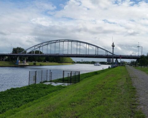 Video: Rivierschepen botst tegen Amsterdamsebrug; Passagiers geëvacueerd