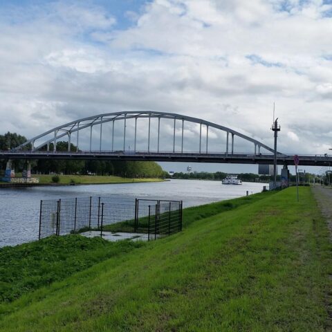 Video: Rivierschepen botst tegen Amsterdamsebrug; Passagiers geëvacueerd