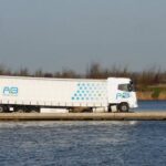 Vrachtauto met veevoer zakt door fietsbrug bij Werkendam nabij De Biesbosch