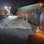 Vrachtwagen met 28 ton varkensmeel gekanteld op A67, weg van grens naar Eindhoven dicht