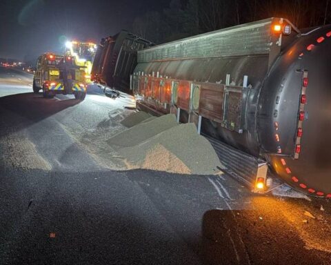 Vrachtwagen met 28 ton varkensmeel gekanteld op A67, weg van grens naar Eindhoven dicht
