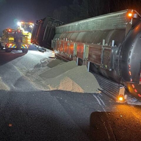 Vrachtwagen met 28 ton varkensmeel gekanteld op A67, weg van grens naar Eindhoven dicht