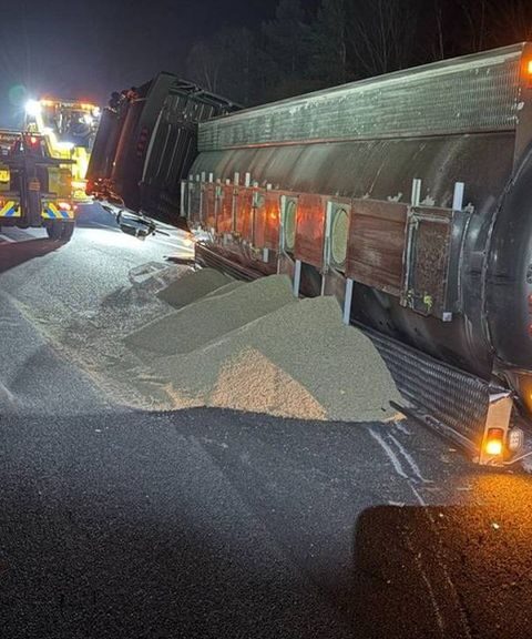 Vrachtwagen met 28 ton varkensmeel gekanteld op A67, weg van grens naar Eindhoven dicht
