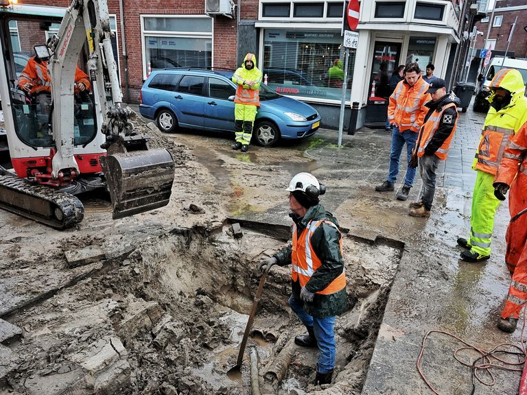 Vrouw valt in zinkgat tijdens graafwerkzaamheden in Tilburg