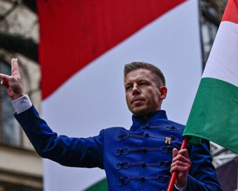 Hongaarse oppositieleider Madár dreigt met zuivering van Orbán-bondgenoten bij verkiezingsoverwinning