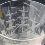 Zeldzaam VOC-glas uit de 18e eeuw geveild in Goes voor recordbedrag van 50.000 euro