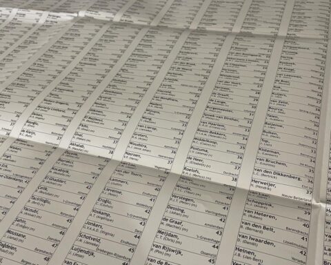 Zes recent overleden kandidaten voor de gemeenteraad blijven deze week op Nederlandse stembiljetten