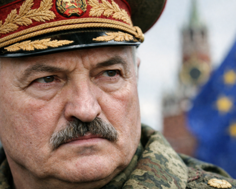 Lukasjenko voert geheime mobilisatie uit op Kremlin-bevel - Europese eenheid kraakt onder Russische druk