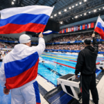 Wereldaquatiefederatie heft vlaggenverbod voor Russische zwemmers op ondanks voortdurende oorlog