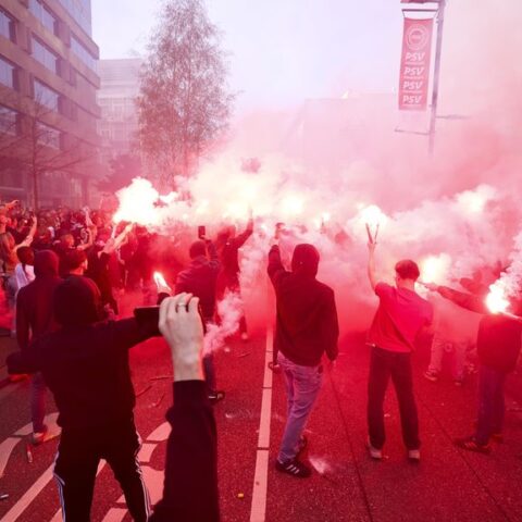 93 mensen met brandwonden naar EHBO tijdens PSV-kampioensfeest in Eindhoven ondanks vuurwerkverbod