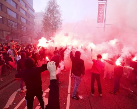 93 mensen met brandwonden tijdens PSV-kampioensfeest ondanks vuurwerkverbod in Eindhoven
