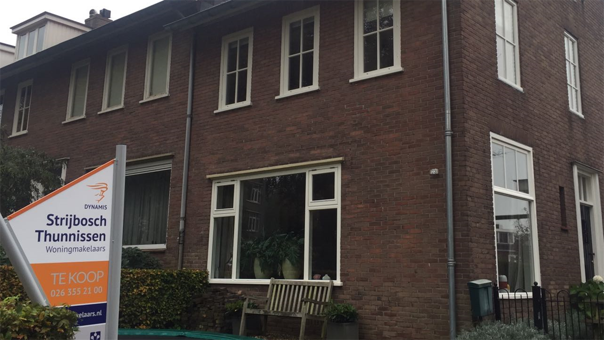 Aarzelende kopers zorgen voor sterke daling woningverkoop in Nederland