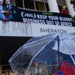 Activisten van Greenpeace verstoren aandeelhoudersvergadering van vleesverwerker JBS bij Schiphol