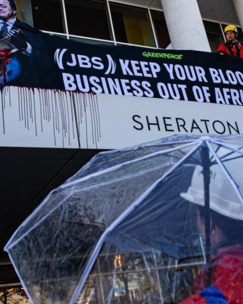 Activisten van Greenpeace verstoren aandeelhoudersvergadering van vleesverwerker JBS bij Schiphol