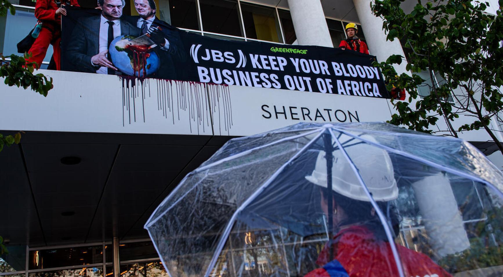 Activisten van Greenpeace verstoren aandeelhoudersvergadering van vleesverwerker JBS bij Schiphol