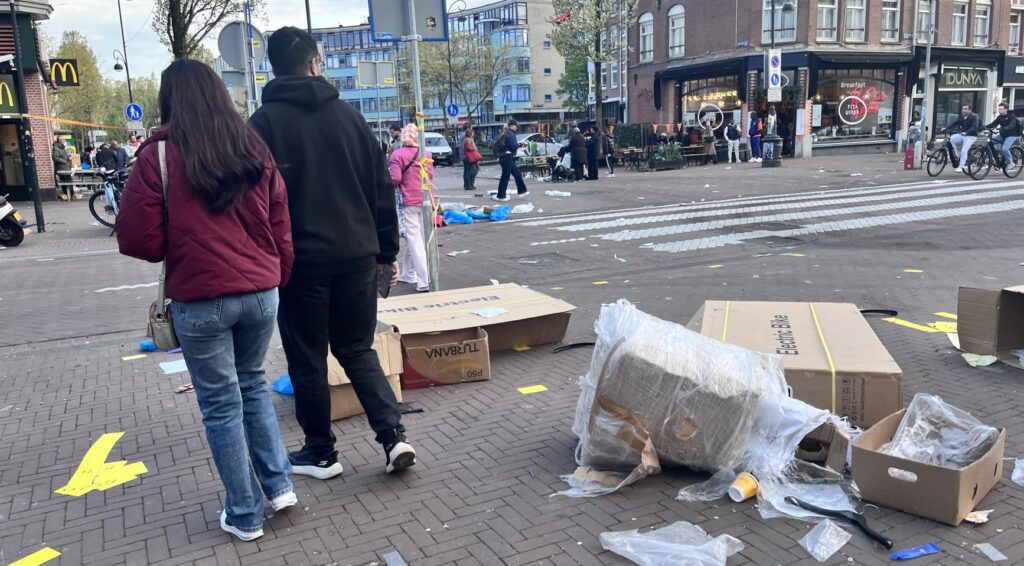 Afval na Koningsdag in Amsterdam overschrijdt 3.500 kubieke meter; stad spreekt van ontspannen vieringen