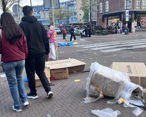 Afval na Koningsdag in Amsterdam overschrijdt 3.500 kubieke meter; stad spreekt van ontspannen vieringen