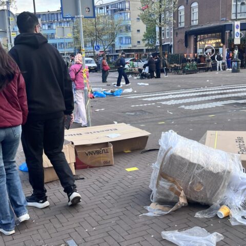 Afval na Koningsdag in Amsterdam overschrijdt 3.500 kubieke meter; stad spreekt van ontspannen vieringen