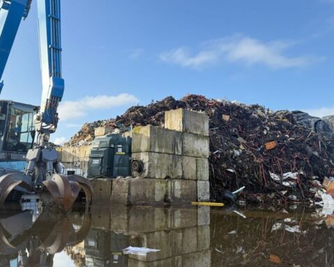 Afvalverwerker in Emmen laat grote hoeveelheid bouwafval achter na faillissement