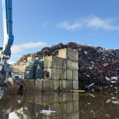 Afvalverwerker in Emmen laat grote hoeveelheid bouwafval achter na faillissement