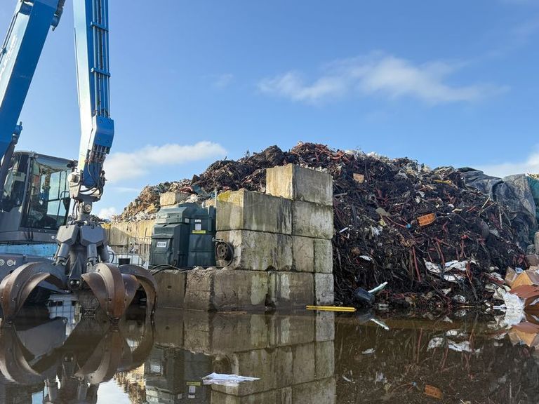 Afvalverwerker in Emmen laat grote hoeveelheid bouwafval achter na faillissement