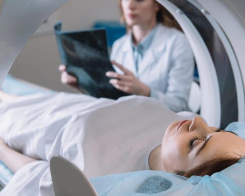 AI verkort MRI-scan tijd van 23 naar 9 minuten in kankercentrum Amsterdam