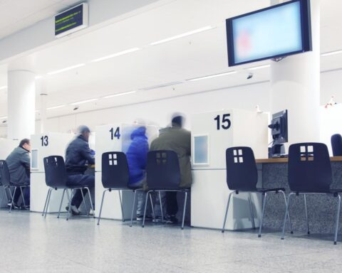 Ambtenaren gaan dinsdag staken, waardoor overheidsdiensten, schoonmaak en slachthuizen worden beïnvloed