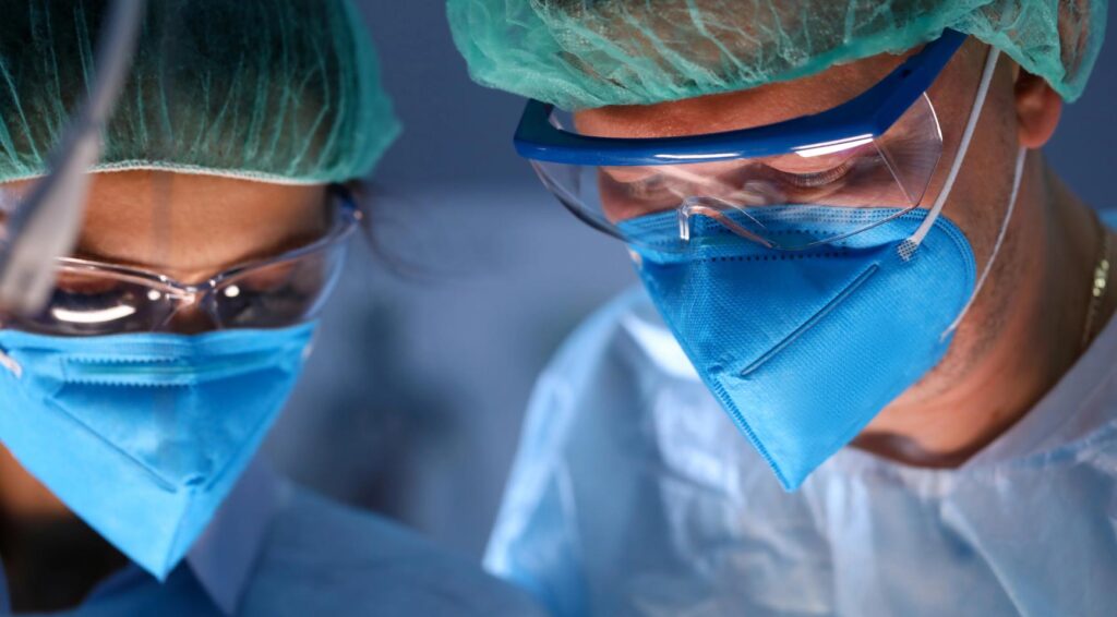 Amsterdam tribunaal berispt chirurg voor het noemen van assistent “ezel”