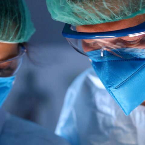 Amsterdam tribunaal berispt chirurg voor het noemen van assistent “ezel”