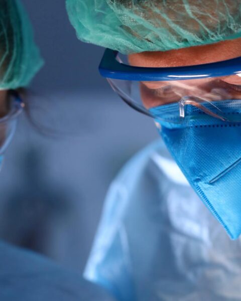 Amsterdam tribunaal berispt chirurg voor het noemen van assistent “ezel”