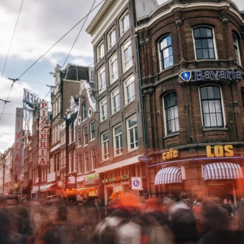 Amsterdam waarschuwt: blijf weg van overvolle Bijlmerplein, Reestraat en Bloemgracht