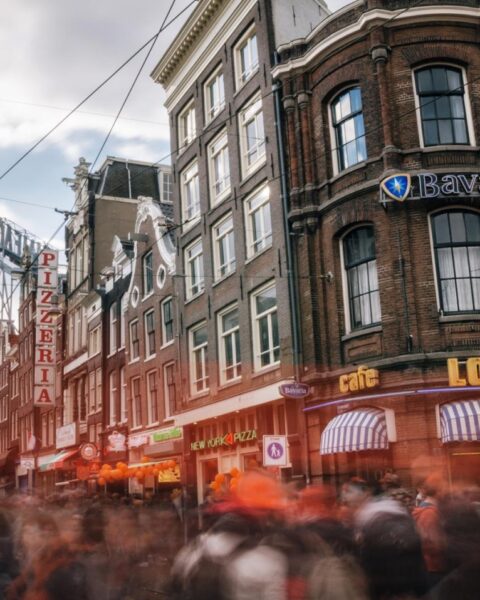 Amsterdam waarschuwt: blijf weg van overvolle Bijlmerplein, Reestraat en Bloemgracht