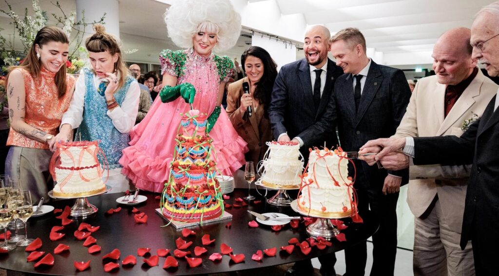 Amsterdamse burgemeester trouwt 3 stellen ter viering van 25 jaar eerste homohuwelijken ter wereld