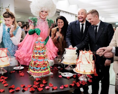 Amsterdamse burgemeester trouwt 3 stellen ter viering van 25 jaar eerste homohuwelijken ter wereld