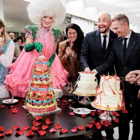 Amsterdamse burgemeester trouwt 3 stellen ter viering van 25 jaar eerste homohuwelijken ter wereld