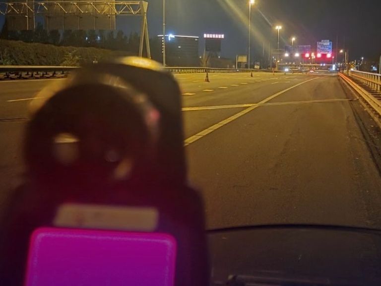 Automobilist zonder rijbewijs rijdt 160 km/u langs werkzaamheden op A4 bij Den Haag