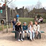 Basisschool Boekel introduceert buddybankje om eenzaamheid op het schoolplein tegen te gaan