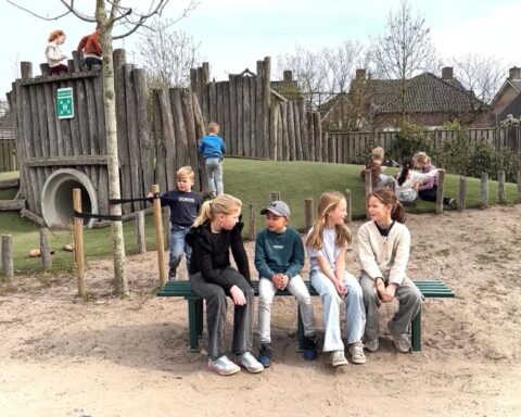 Basisschool Boekel introduceert buddybankje om eenzaamheid op het schoolplein tegen te gaan