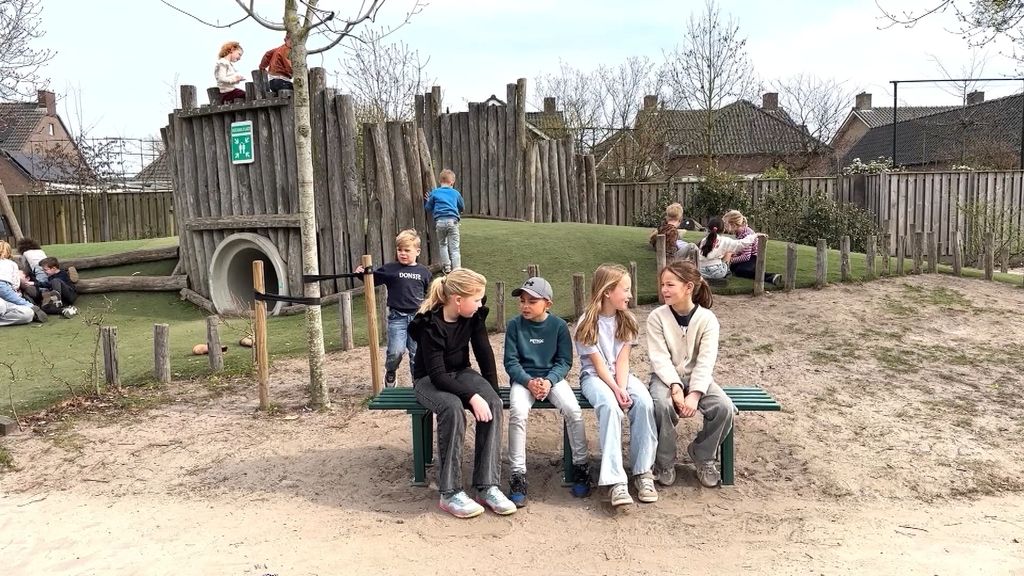 Basisschool Boekel introduceert buddybankje om eenzaamheid op het schoolplein tegen te gaan