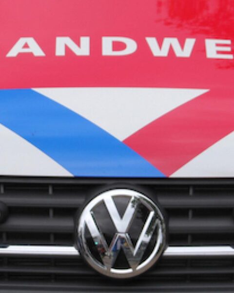 Brand verwoest rieten dak op boerderij in Uden; autoriteiten laten vuur gecontroleerd branden