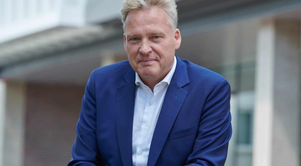 Burgemeester Roosendaal naar ziekenhuis vervoerd per traumahelikopter na ongeval met elektrische fiets