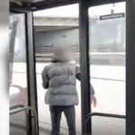 Buschauffeur in Rotterdam mishandeld door passagier in volle lijnbus