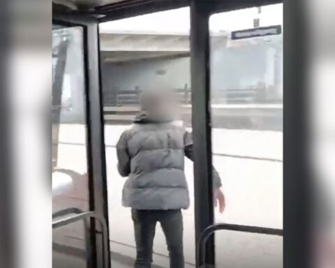 Buschauffeur in Rotterdam mishandeld door passagier in volle lijnbus